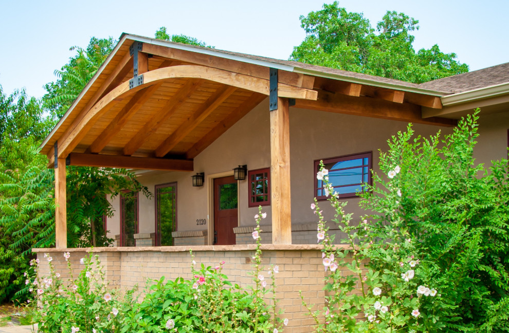 Kleines, Einstöckiges Uriges Einfamilienhaus mit Backsteinfassade, beiger Fassadenfarbe, Satteldach und Schindeldach in Sonstige