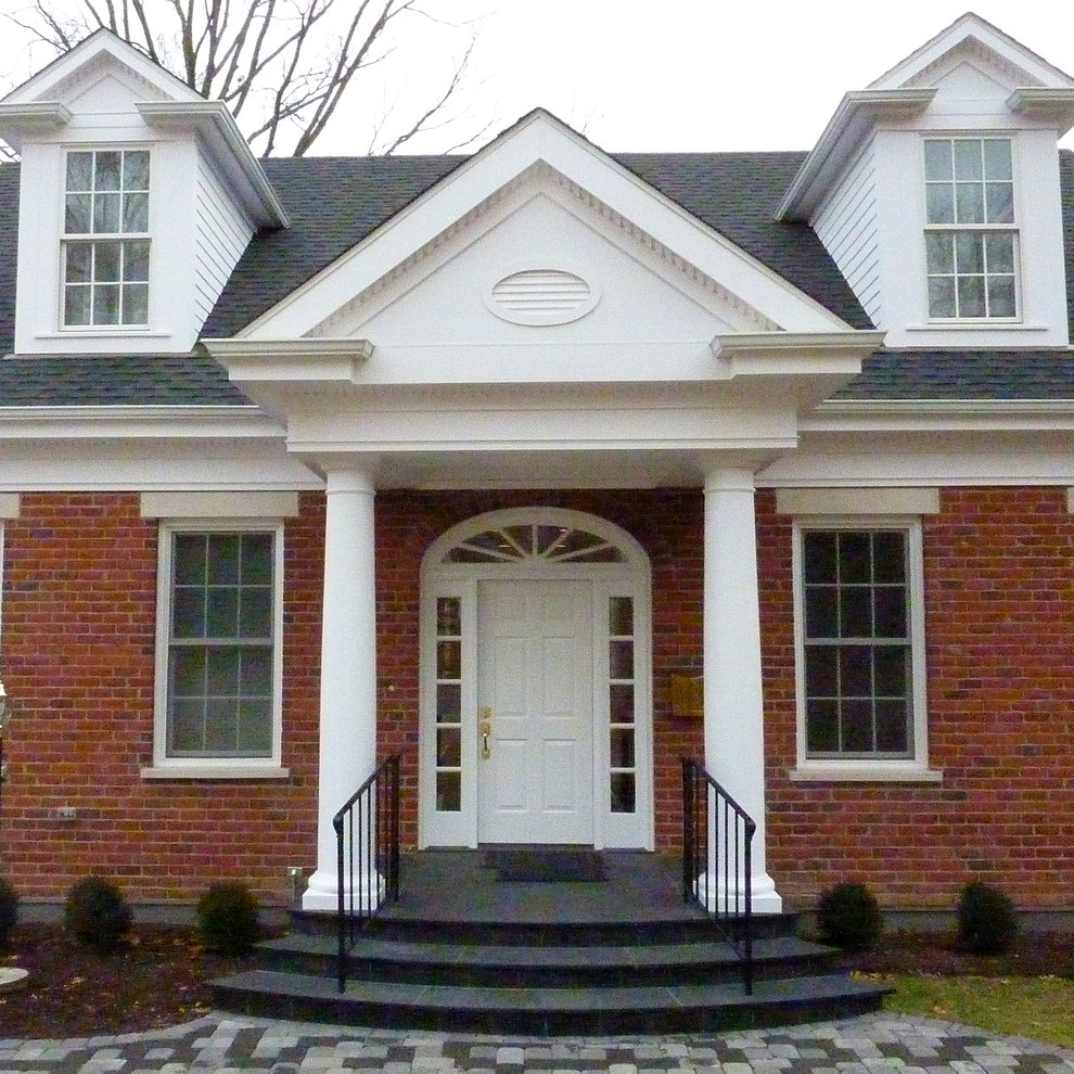 Exemple d'une façade de maison rouge chic en brique de taille moyenne et de plain-pied.