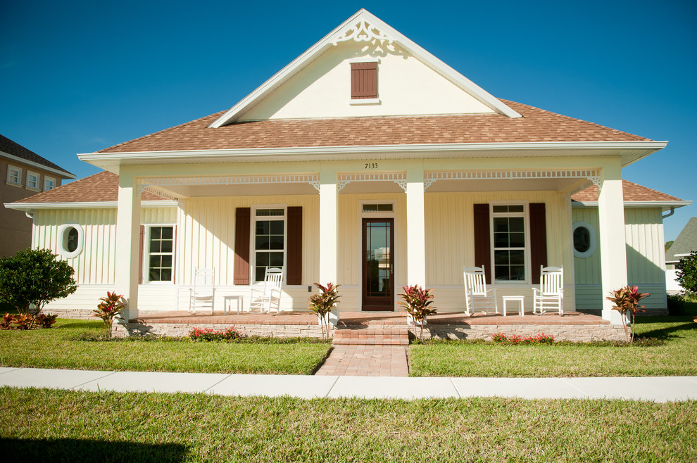 Mittelgroßes, Einstöckiges Landhaus Haus mit Mix-Fassade, gelber Fassadenfarbe und Satteldach in Orlando
