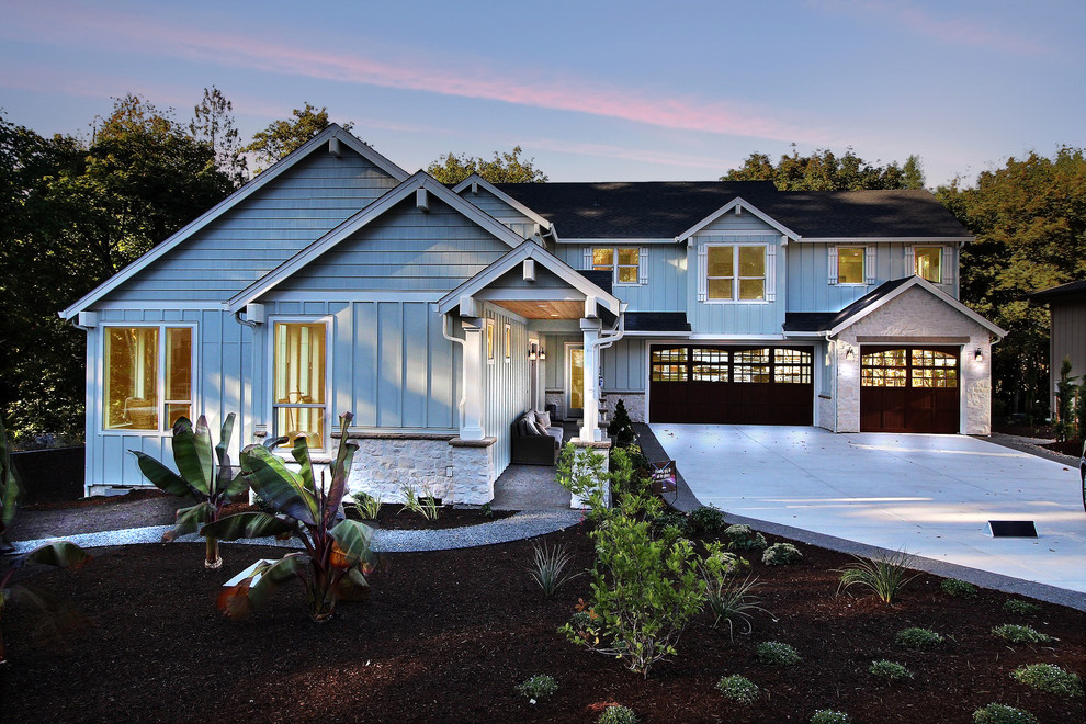 Свежая идея для дизайна: огромный, двухэтажный, синий частный загородный дом в стиле кантри с комбинированной облицовкой, двускатной крышей и крышей из гибкой черепицы - отличное фото интерьера