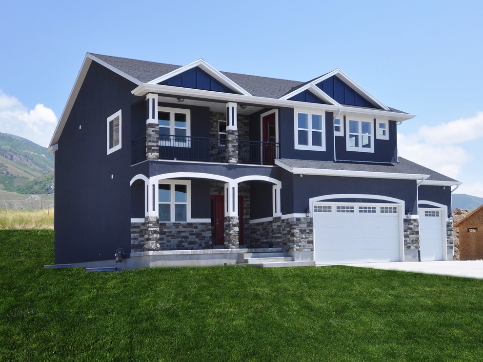 Exemple d'une grande façade de maison bleue craftsman en stuc à un étage avec un toit à deux pans et un toit en shingle.