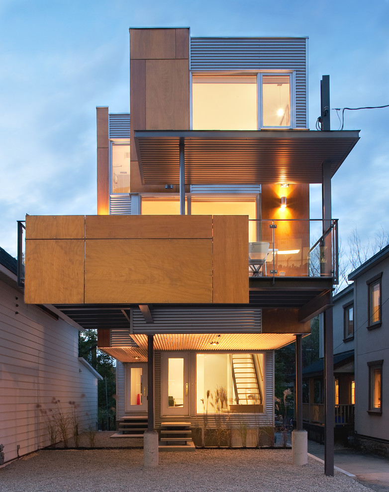 Photo of a contemporary house exterior in Ottawa with three floors and metal cladding.