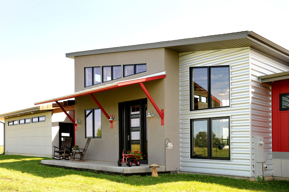 Exemple d'une façade de maison grise et métallique industrielle de taille moyenne et de plain-pied.