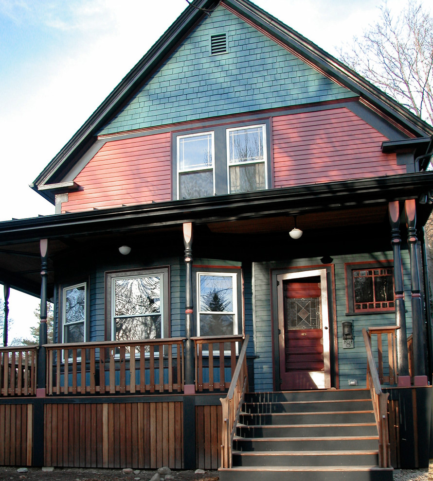Réalisation d'une façade de maison bleue champêtre de taille moyenne et à un étage avec un revêtement en vinyle et un toit à deux pans.