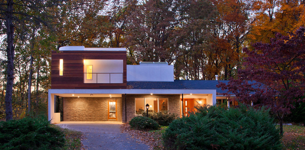 На фото: трехэтажный, белый, большой частный загородный дом в стиле модернизм с облицовкой из цементной штукатурки, плоской крышей и крышей из гибкой черепицы
