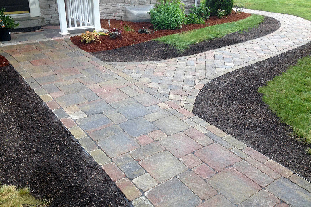 FRONT WALKWAY AND SIDE ENTRANCE Lancaster, MA Traditional House