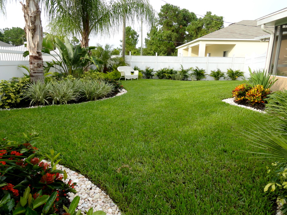 Design ideas for a mid-sized tropical landscaping in Orlando.