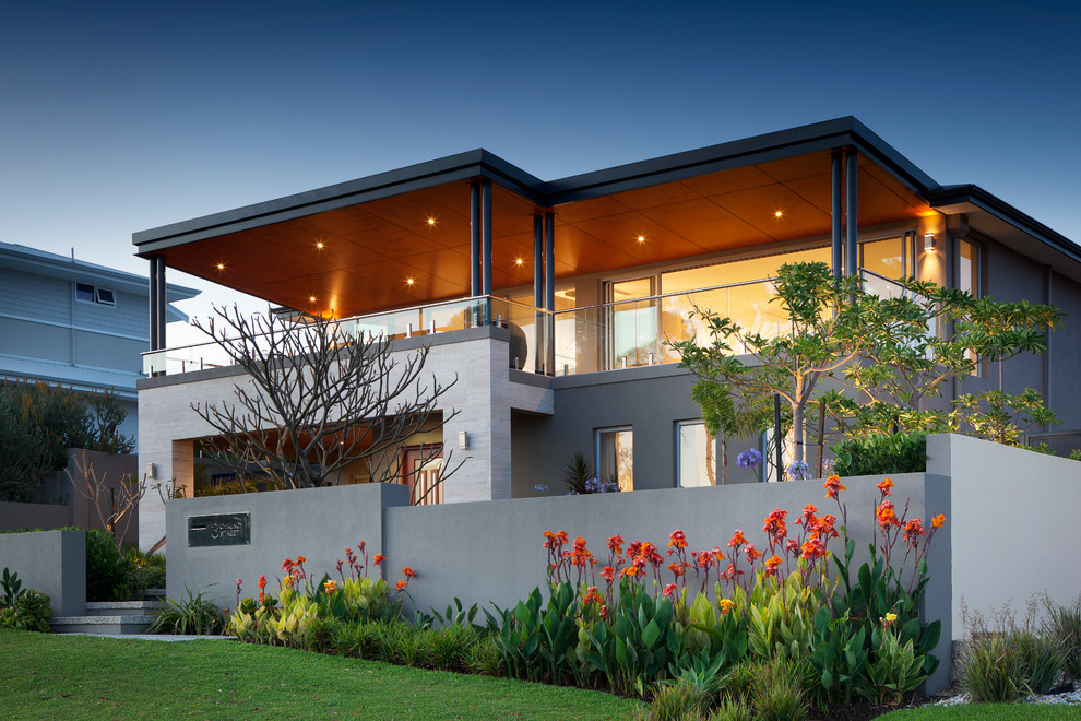 Свежая идея для дизайна: большой, двухэтажный, серый дом в современном стиле с плоской крышей - отличное фото интерьера