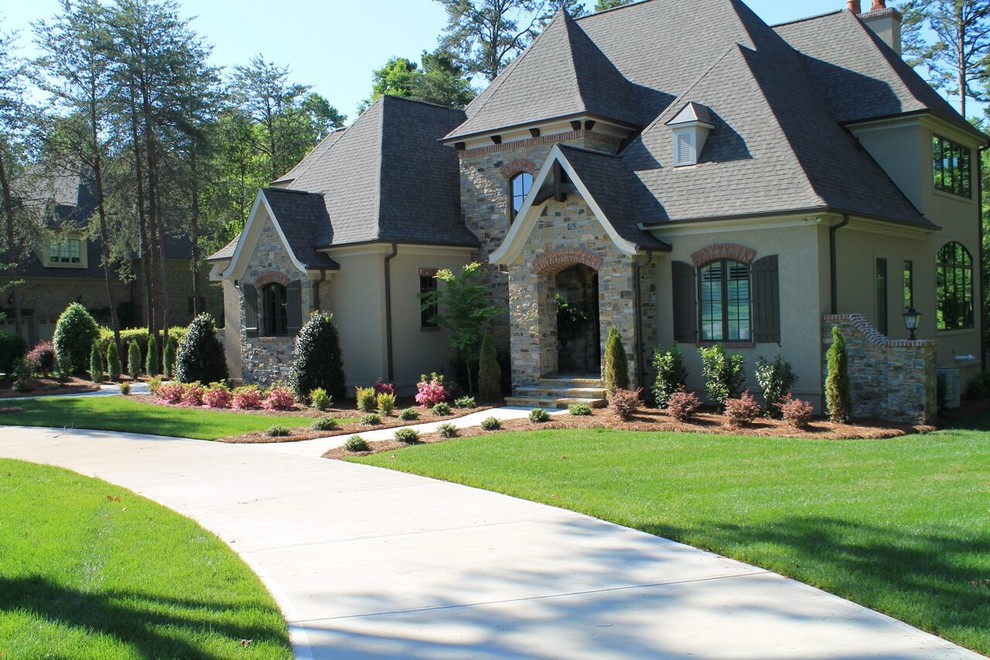 Großes, Zweistöckiges Klassisches Einfamilienhaus mit Steinfassade, grauer Fassadenfarbe, Walmdach und Schindeldach in Charlotte