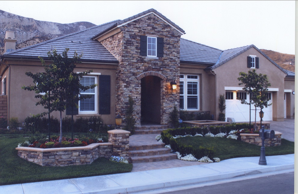 Front Yard Landscaping Klassisch Häuser Los Angeles von Swink's