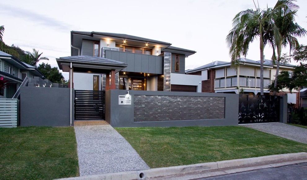 Mittelgroßes Modernes Haus mit grauer Fassadenfarbe in Brisbane