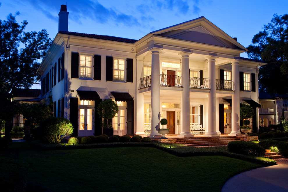 Idee per la facciata di una casa bianca classica a due piani