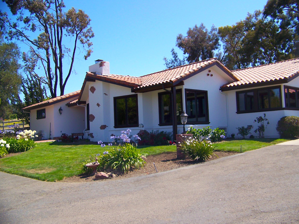 Mittelgroßes, Einstöckiges Mediterranes Einfamilienhaus mit Mix-Fassade, weißer Fassadenfarbe, Walmdach und Ziegeldach in San Luis Obispo