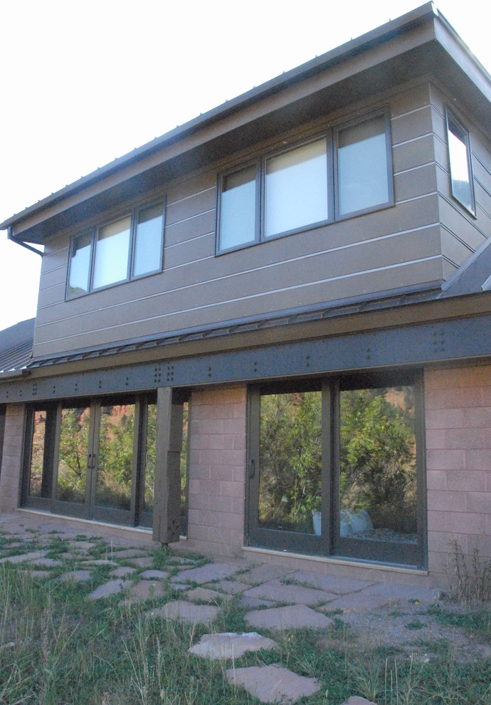 Mittelgroßes, Zweistöckiges Modernes Haus mit Glasfassade, brauner Fassadenfarbe und Pultdach in Denver