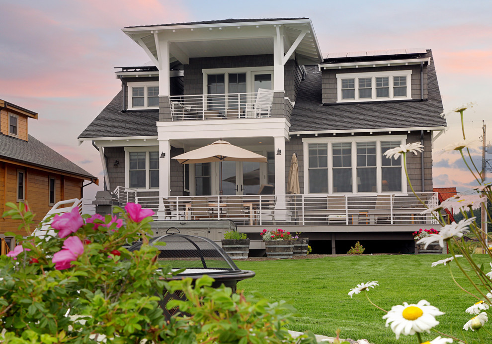 Mittelgroße, Zweistöckige Maritime Holzfassade Haus mit grauer Fassadenfarbe und Satteldach in Seattle