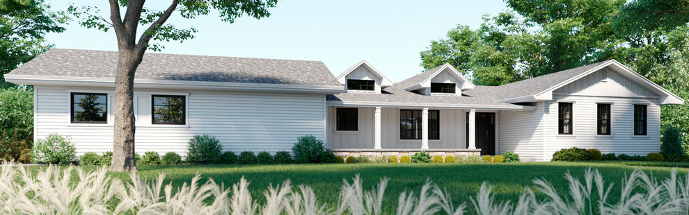 Immagine della villa bianca country a un piano di medie dimensioni con rivestimento con lastre in cemento, tetto a capanna e copertura a scandole