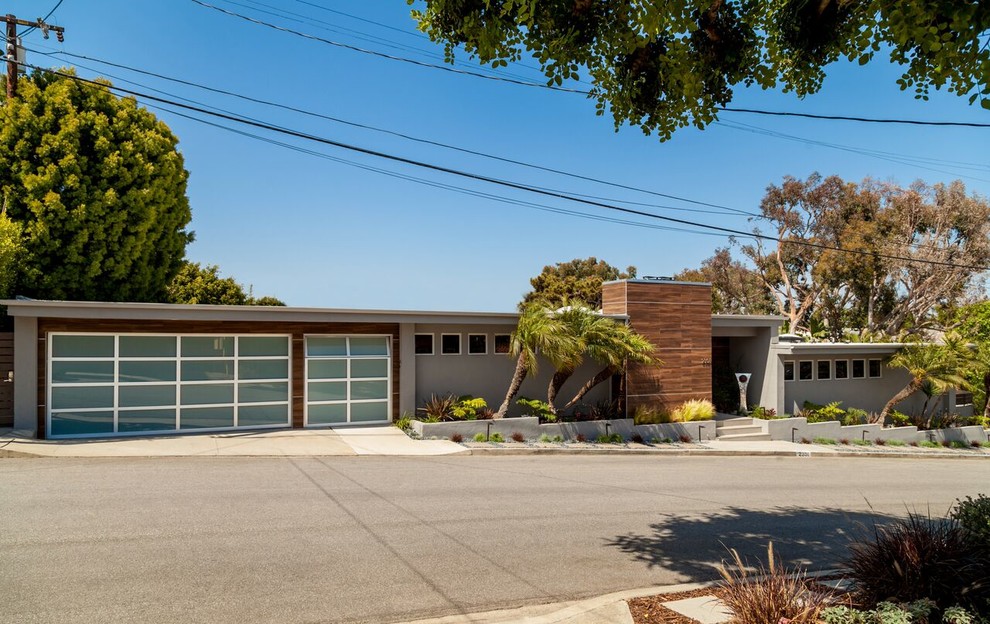 Example of a mid-sized 1960s gray split-level stucco exterior home design in Los Angeles