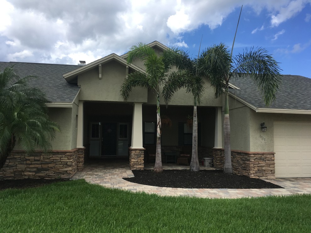 Mittelgroßes, Einstöckiges Rustikales Einfamilienhaus mit Mix-Fassade, grüner Fassadenfarbe, Satteldach und Schindeldach in Orlando