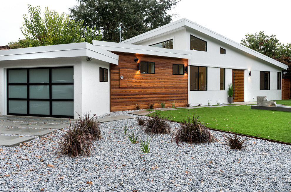Modelo de fachada de casa blanca moderna de tamaño medio de una planta con revestimiento de estuco, tejado de un solo tendido y tejado de teja de madera