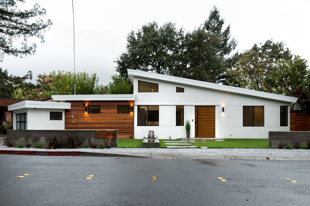 Diseño de fachada de casa blanca moderna con revestimiento de estuco y tejado plano