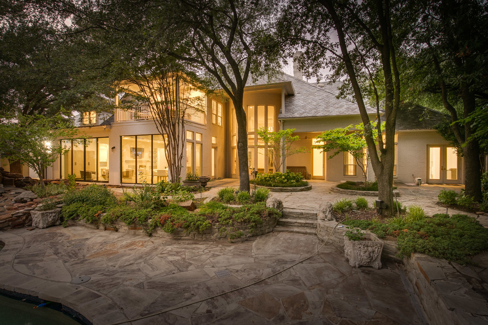 Geräumiges, Zweistöckiges Klassisches Einfamilienhaus mit Backsteinfassade und weißer Fassadenfarbe in Dallas
