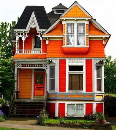 Modelo de fachada de casa multicolor clásica de tamaño medio de tres plantas con revestimientos combinados, tejado a la holandesa y tejado de teja de madera