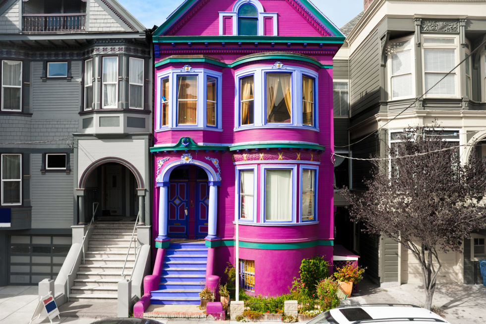 Стильный дизайн: трехэтажный, розовый частный загородный дом среднего размера в викторианском стиле с комбинированной облицовкой, двускатной крышей и крышей из гибкой черепицы - последний тренд