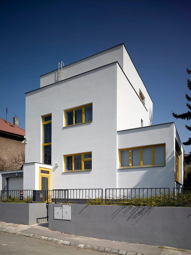 Cette image montre une façade de maison design à deux étages et plus.