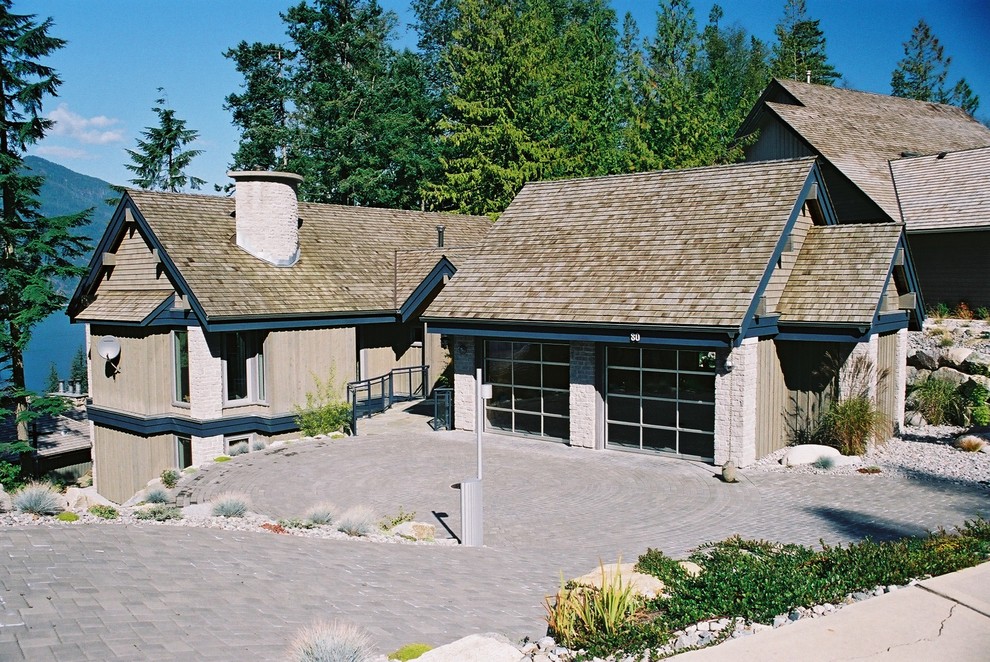 Modelo de fachada de casa multicolor actual de tamaño medio de una planta con revestimientos combinados, tejado a doble faldón y tejado de teja de madera