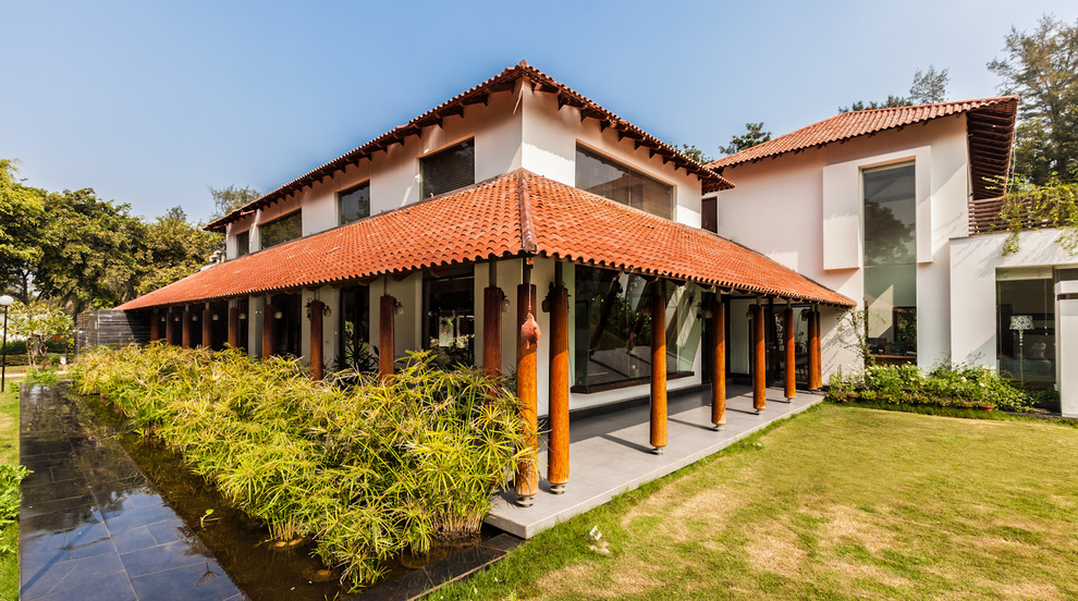 Exemple d'une grande façade de maison asiatique à un étage.