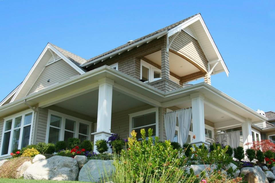 Imagen de fachada gris de estilo americano de tamaño medio de dos plantas con revestimiento de madera y tejado a dos aguas