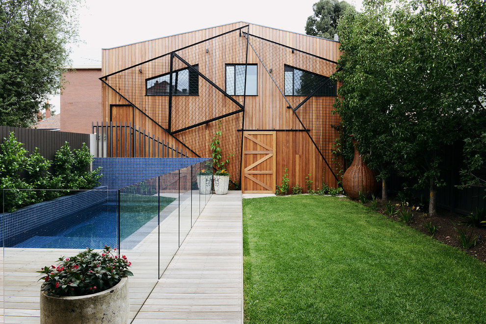 Zweistöckige Moderne Holzfassade Haus mit brauner Fassadenfarbe und Satteldach in Melbourne