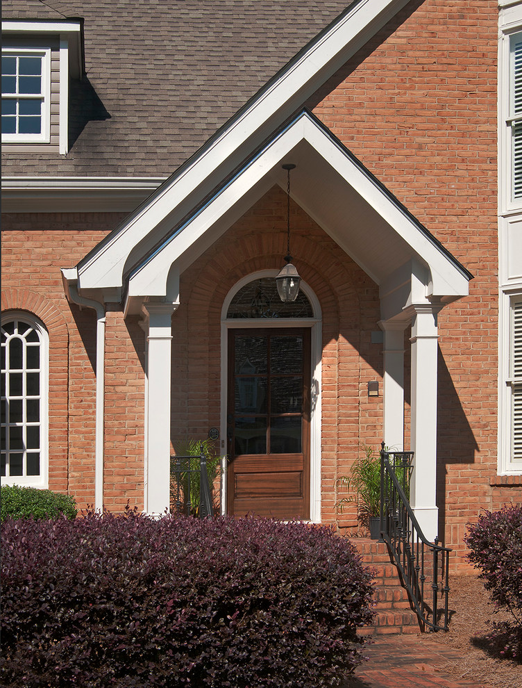 Klassisches Einfamilienhaus mit oranger Fassadenfarbe, Satteldach und Schindeldach in Atlanta