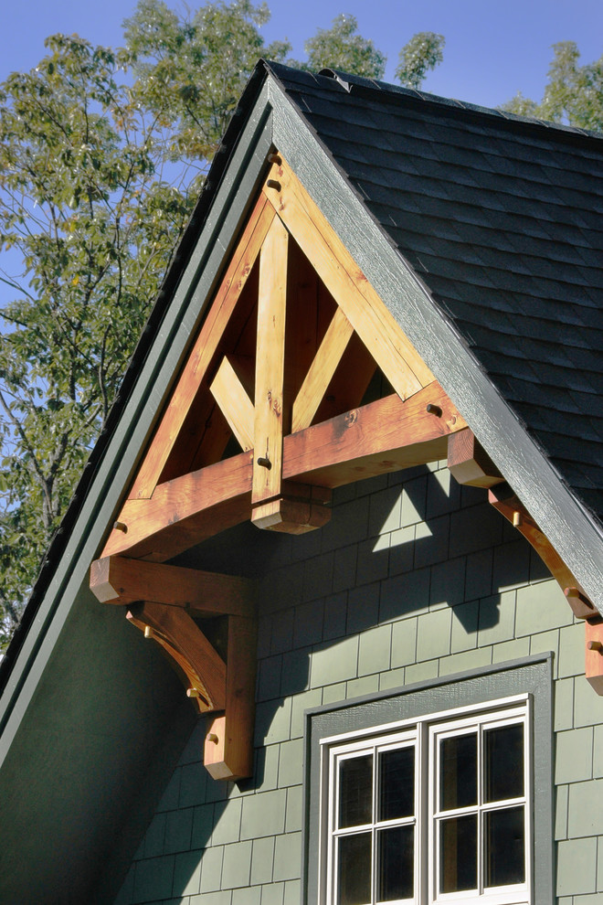 Cette photo montre une façade de maison verte craftsman en panneau de béton fibré de taille moyenne et à un étage avec un toit à deux pans et un toit en shingle.