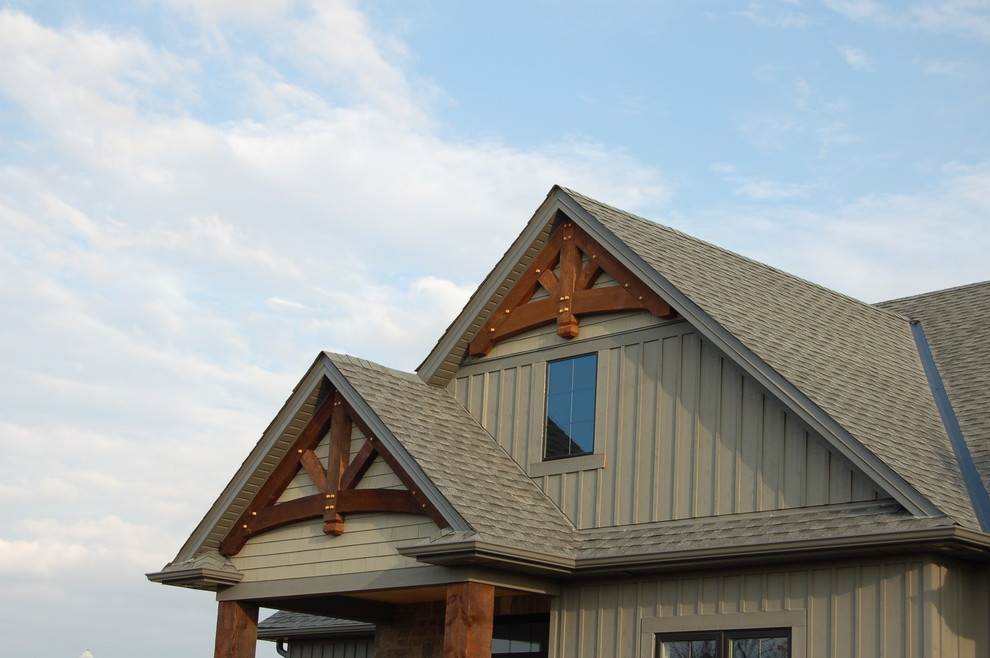 Idee per la facciata di una casa marrone rustica a due piani di medie dimensioni con rivestimenti misti e tetto a capanna