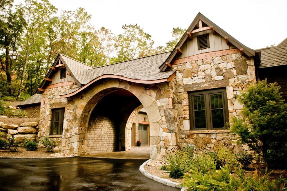 Esempio della facciata di una casa american style con rivestimento in pietra