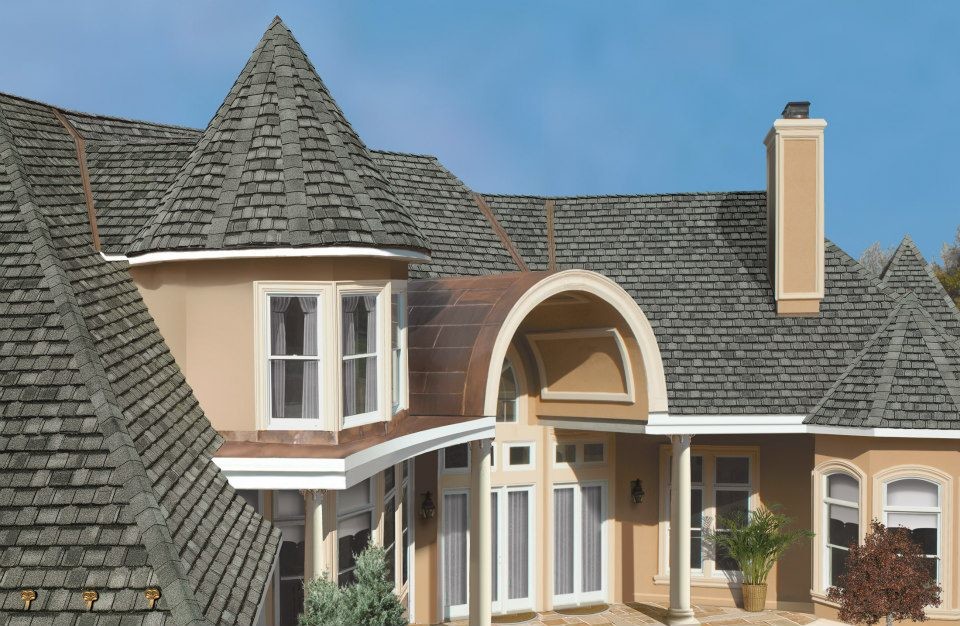 Idée de décoration pour une grande façade de maison beige bohème à un étage.