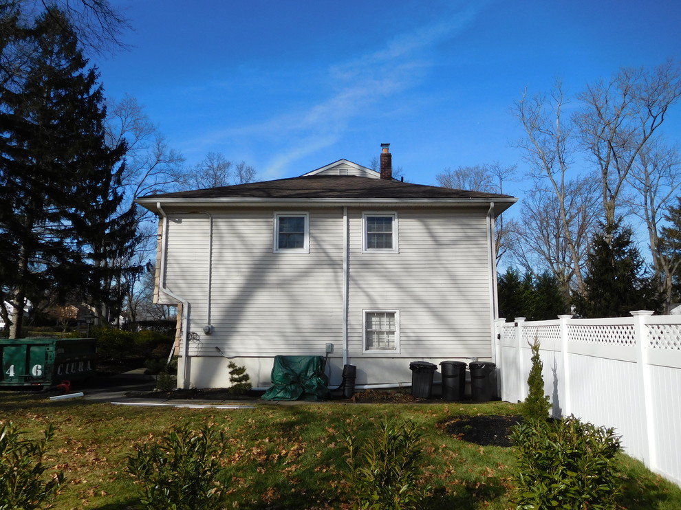 Cette photo montre une façade de maison marron chic de taille moyenne et à un étage avec un revêtement en vinyle et un toit à deux pans.