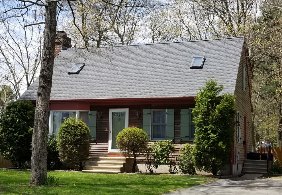 Zweistöckiges Klassisches Einfamilienhaus mit brauner Fassadenfarbe, Satteldach und Schindeldach in Providence