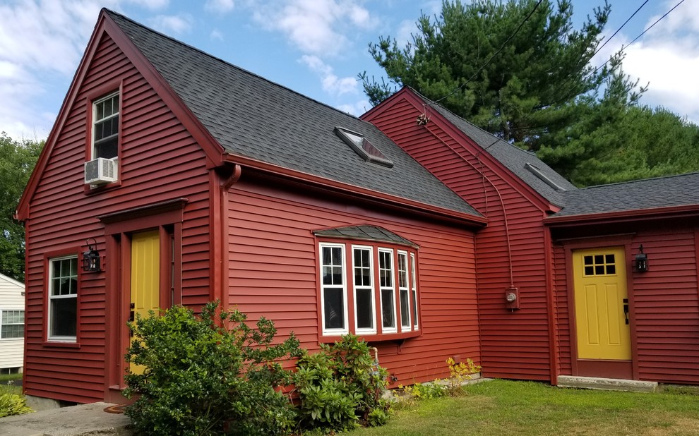 Ispirazione per la villa rossa rustica a due piani di medie dimensioni con rivestimento in vinile, tetto a capanna e copertura a scandole