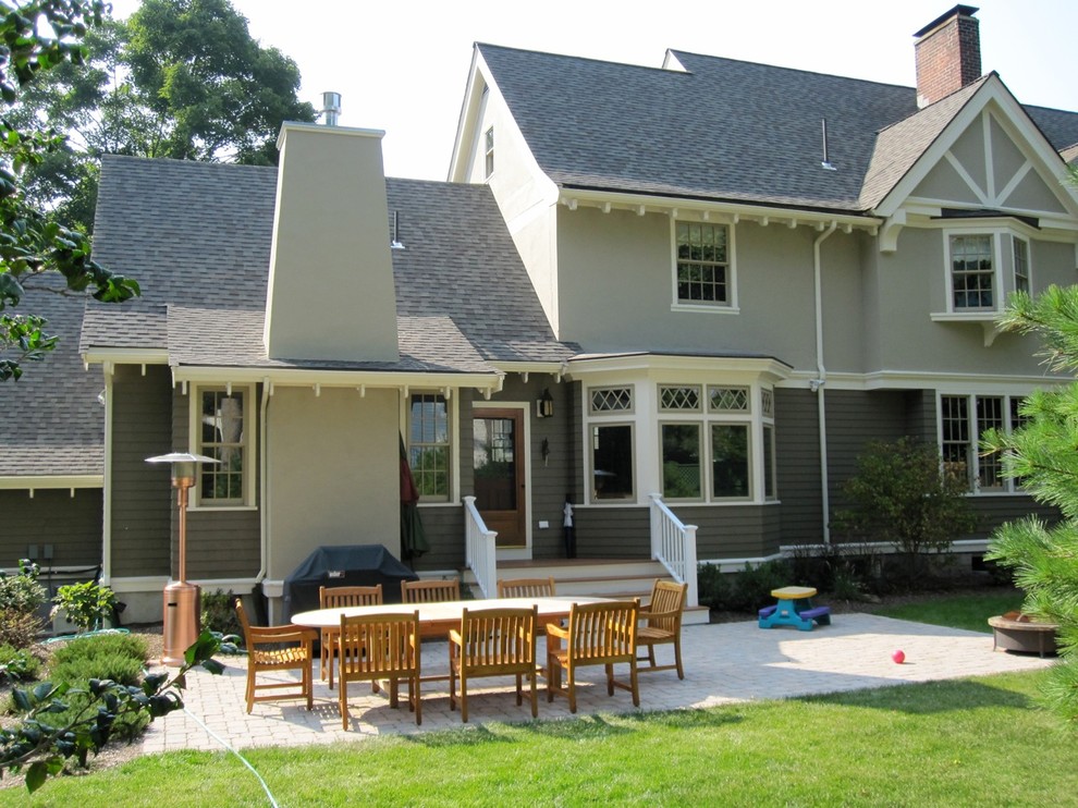 Стильный дизайн: большой, двухэтажный, бежевый дом в классическом стиле с облицовкой из цементной штукатурки и двускатной крышей - последний тренд