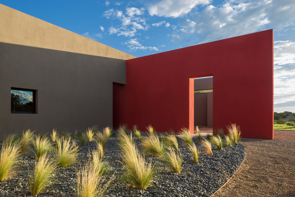 Großes, Einstöckiges Modernes Haus mit Lehmfassade, grauer Fassadenfarbe und Flachdach in Albuquerque