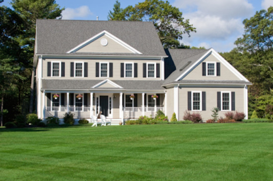 Ejemplo de fachada de casa beige contemporánea de tamaño medio de dos plantas con revestimiento de vinilo, tejado a dos aguas y tejado de teja de barro