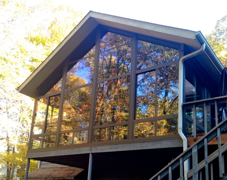 Mittelgroßes, Zweistöckiges Klassisches Haus mit brauner Fassadenfarbe, Satteldach und Schindeldach in Atlanta