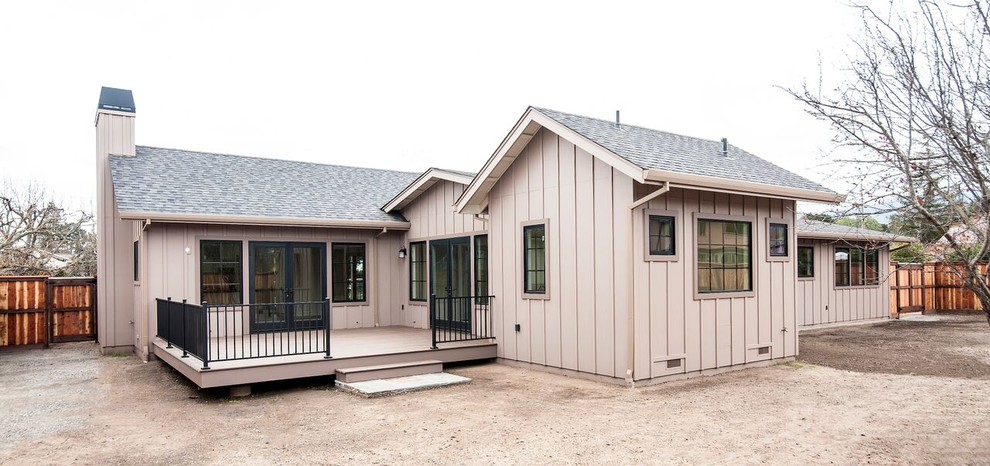 Idee per la facciata di una casa beige classica a un piano di medie dimensioni con rivestimento in legno e tetto a capanna