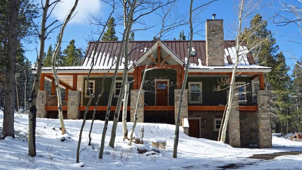 Cette photo montre une façade de maison verte montagne de taille moyenne et à un étage avec un revêtement mixte, un toit à deux pans et un toit en métal.