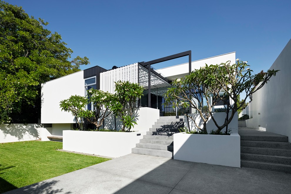Cette image montre une grande façade de maison métallique et blanche minimaliste à un étage.