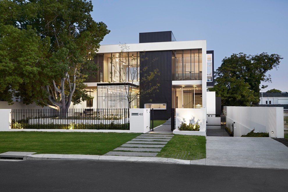Foto della facciata di una casa grande bianca moderna a due piani con rivestimento in metallo