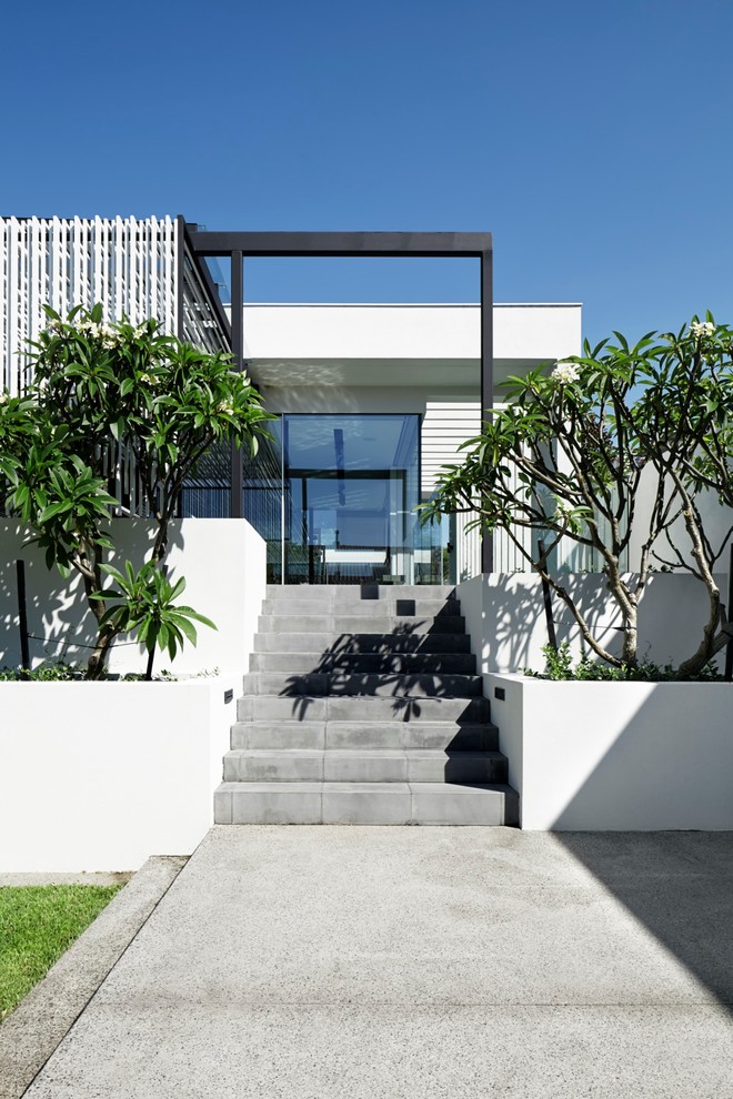 Diseño de fachada blanca moderna grande de dos plantas con revestimiento de metal