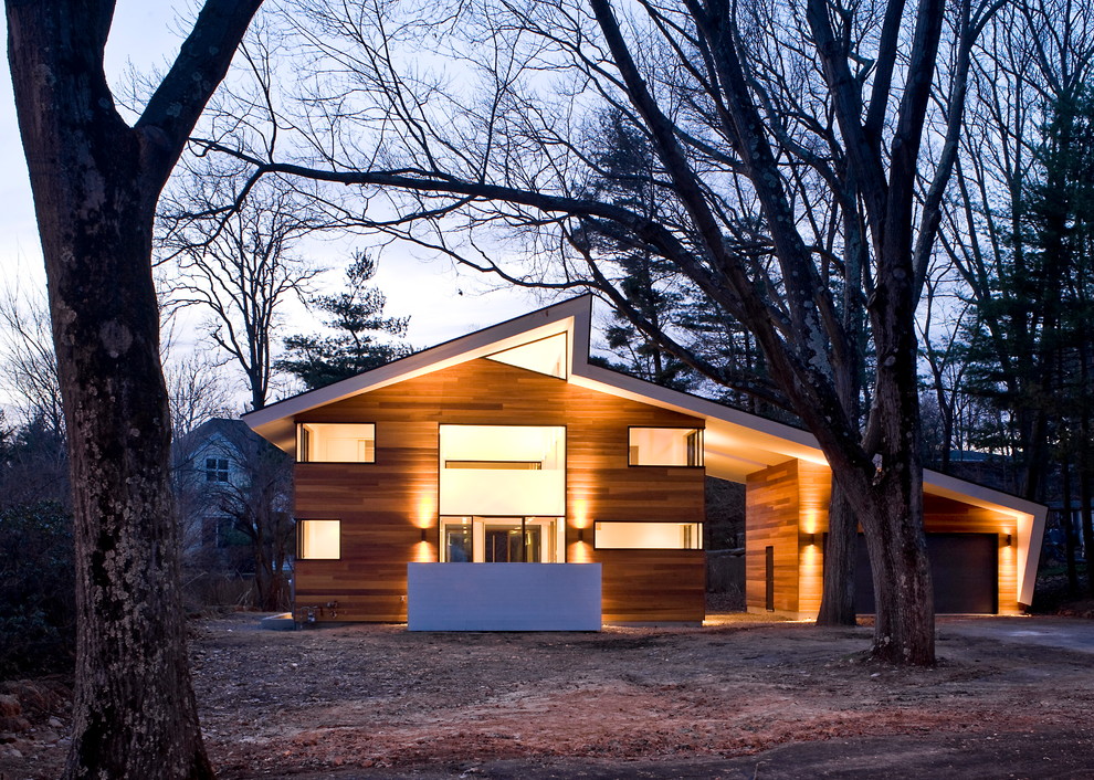 Идея дизайна: двухэтажный, деревянный дом среднего размера в современном стиле